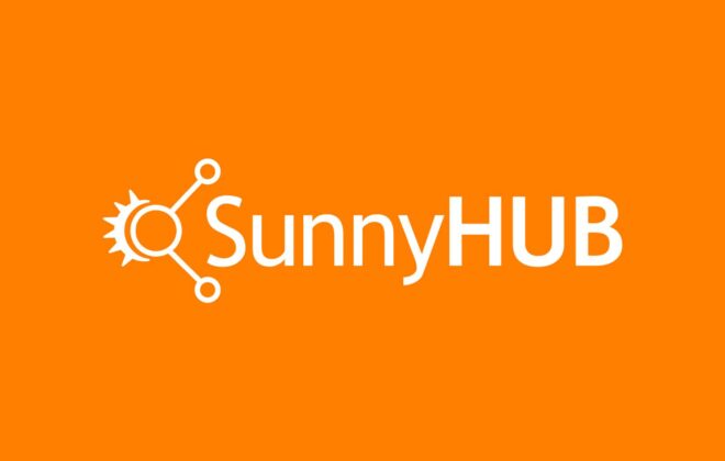 Logo da SunnyHUB com fundo laranja e escrito "SunnyHUB" em branco com uma ilustração do lado esquerdo de sol e tecnologia juntas.